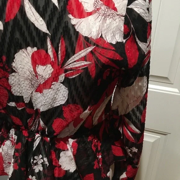 Guess Beautiful sheer long sleeve blouse. Size XS - Picture 4 of 9